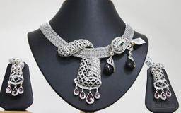 https://www.indiacom.com/photogallery/DLI1258965_Joharis Jewels Product1.jpg