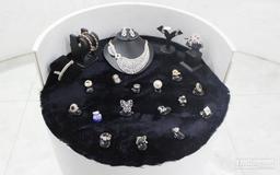 https://www.indiacom.com/photogallery/DLI1258965_Joharis Jewels Product4.jpg