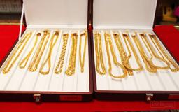 https://www.indiacom.com/photogallery/PNE911378_Pancham Gold & Silver Product1.jpg