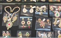 https://www.indiacom.com/photogallery/VAR1082427_Swarnalata Jewellers Product2.jpg