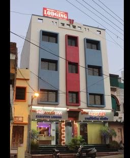 https://www.indiacom.com/photogallery/AUR1089570_Hotel Dhanshree Executive 4 Lodging-Front.jpg