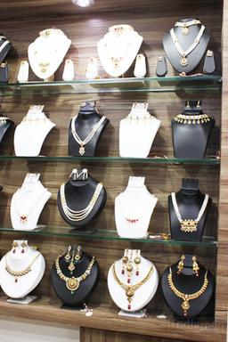 https://www.indiacom.com/photogallery/PNE1151351_Jade Pearls Jewellers Product3.jpg