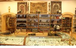 https://www.indiacom.com/photogallery/PNE16106_Heritage Handicraft Emporium-1.jpg